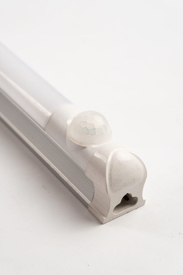LED T8 TUBE WITH SENSOR